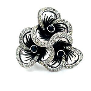 Elegant Silver and Black Floral Ring